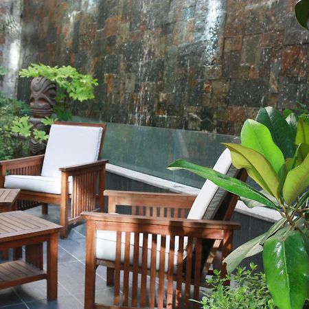 Regency Palace Αμμάν Εξωτερικό φωτογραφία A water wall in a garden