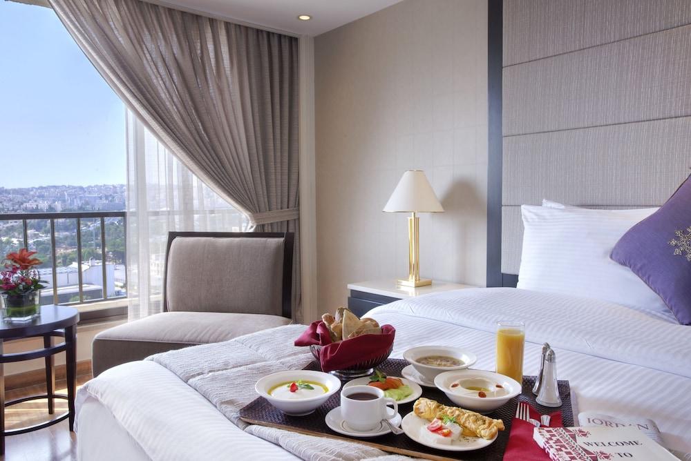 Regency Palace Αμμάν Εξωτερικό φωτογραφία A room at the hotel