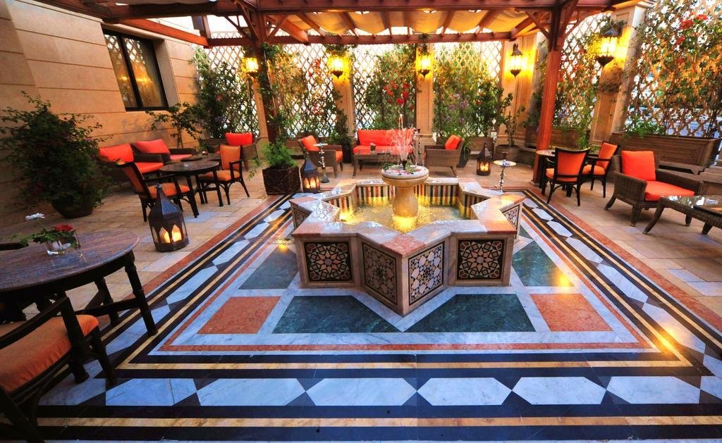 Regency Palace Αμμάν Εξωτερικό φωτογραφία The hotel's courtyard