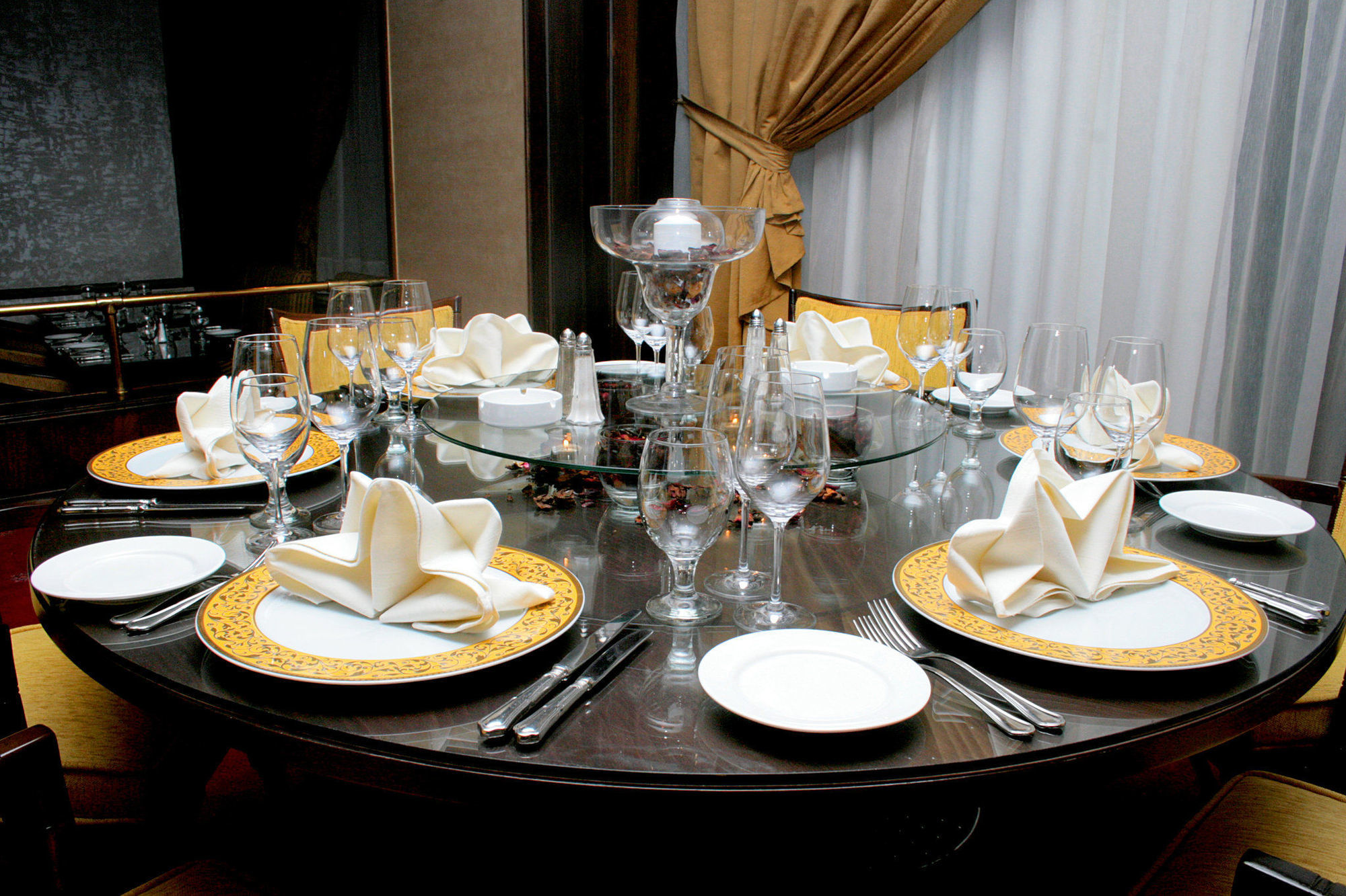 Regency Palace Αμμάν Εστιατόριο φωτογραφία A table set for a formal dinner